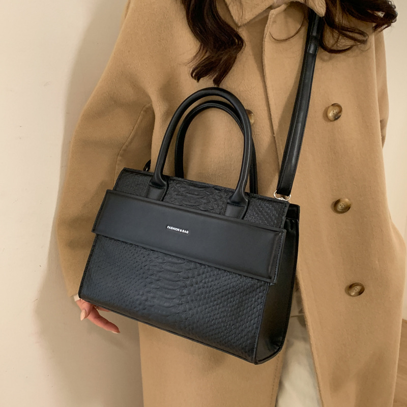 Crocodile Designer female Hand - Interior Design Elegant のレビューと価格