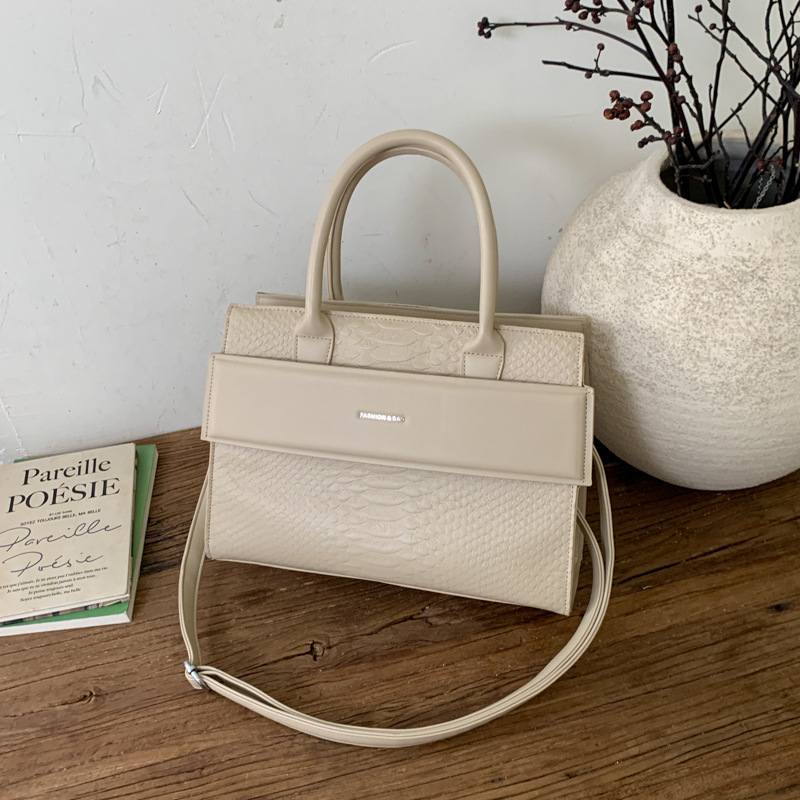 Crocodile Designer female Hand - Interior Design Elegant のレビューと価格