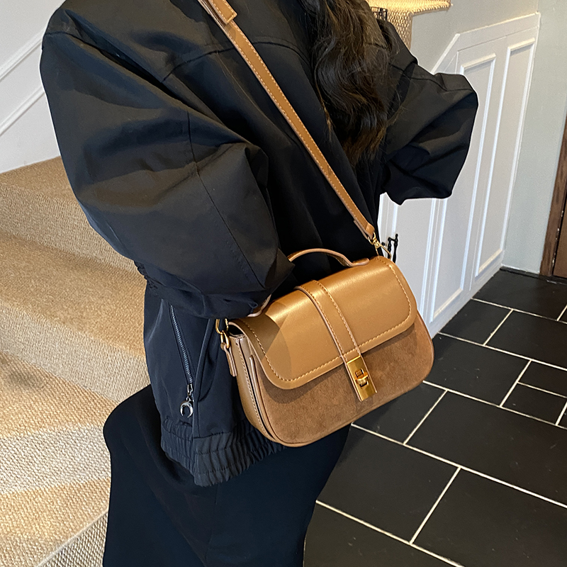 Branded Mini Square Flap Cross - Interior Design Elegant のレビューと価格